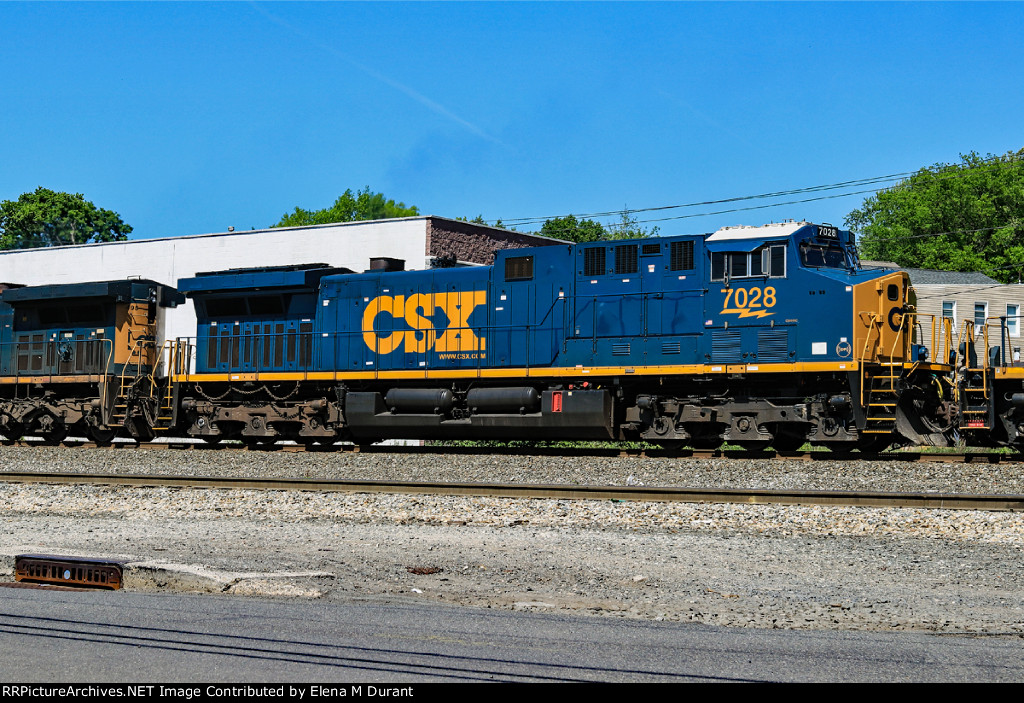 CSX 7028 on M434